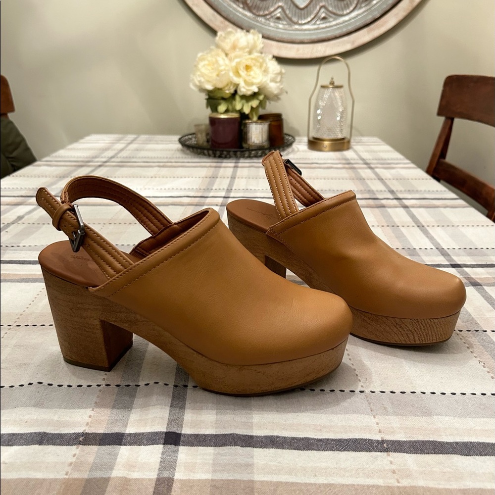 Universal Thread Women's Tan/Camel Clogs.